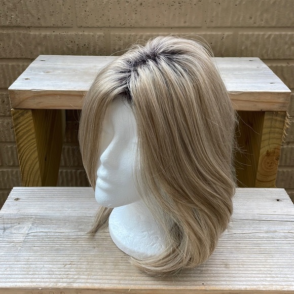 NWT 14” butter beige light layers shoulder length straight blonde wig dark roots - Picture 2 of 16